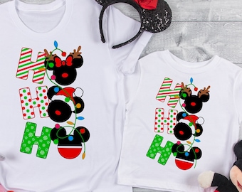 ディズニー HO HO HO クリスマス シャツ、ディズニー クリスマス シャツ、カスタム名入りディズニー ファミリー シャツ、ディズニー クリスマス カスタム シャツ DC6