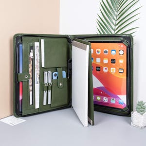 Copertina personalizzata in pelle per portfolio, Padfolio in pelle vegana personalizzata, Portfolio con logo aziendale inciso, Regali aziendali, Regali di Natale