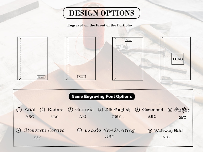 K&ouml;nnte beinhalten: Designoptionen f&uuml;r ein Lederportfolio, die verschiedene Gravurstile zeigen. Die Optionen umfassen die Gravur eines Namens, eines Logos oder eines einfachen Designs. Das Bild zeigt auch verschiedene Schriftarten f&uuml;r die Gravur von Namen, darunter Arial, Bodoni, Georgia, Old English, Garamond, Pacifico, Monotype Corsiva, Lucida Handwriting und Walkway Bold.