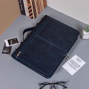 Portafoglio in pelle blu navy personalizzato, portafoglio inciso per lui, grande portafoglio in pelle con maniglia, copertina per blocco note A4 personalizzata, regalo aziendale