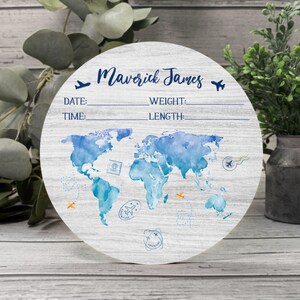 Faire-part de naissance de bébé carte du monde, nom rond en bois, garçon d'étape du mois personnalisé, cadeau de baby shower