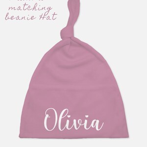 Puede incluir: Gorrito de beb&eacute; de punto mauve anudado con el nombre Olivia bordado en blanco. El gorro est&aacute; hecho de algod&oacute;n suave y es perfecto para mantener la cabeza de un beb&eacute; caliente.
