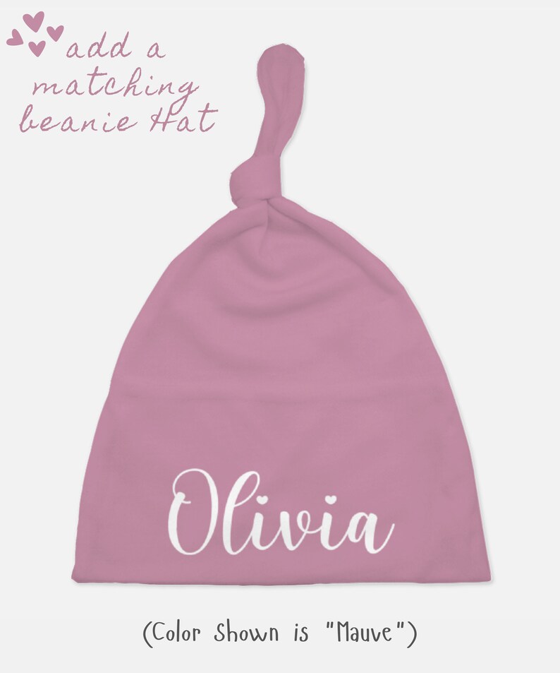 Puede incluir: Gorrito de beb&eacute; de punto mauve anudado con el nombre Olivia bordado en blanco. El gorro est&aacute; hecho de algod&oacute;n suave y es perfecto para mantener la cabeza de un beb&eacute; caliente.