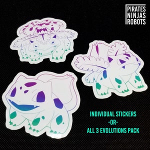Peut inclure: Trois autocollants holographiques représentant différents stades d'évolution d'un personnage Pokemon. Les autocollants sont blancs avec un contour dégradé arc-en-ciel. Le texte "INDIVIDUAL STICKERS -OR- ALL 3 EVOLUTIONS PACK" est imprimé sous les autocollants.