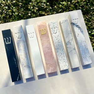 Mezouza A&S Mezuzot, étui Mezouza en marbre de quartz, avec motif gravé sur le tibia, facile à enlever et à coller, porte Judaica Mezouza