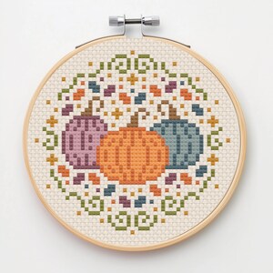 Fairytale Kürbis Patch Kreuzstichmuster | Kleines, niedliches, modernes Herbst Design mit bunten Kürbissen Für Herbst, Halloween | Digitales PDF Bild 2