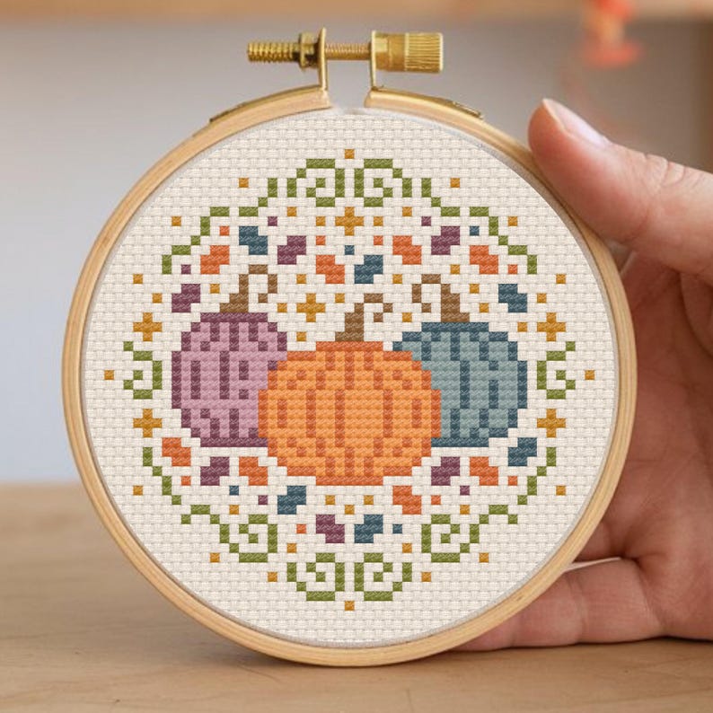 Fairytale Kürbis Patch Kreuzstichmuster | Kleines, niedliches, modernes Herbst Design mit bunten Kürbissen Für Herbst, Halloween | Digitales PDF Bild 1