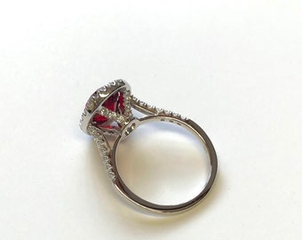 Anello di fidanzamento ovale in zirconia cubica con montatura a
