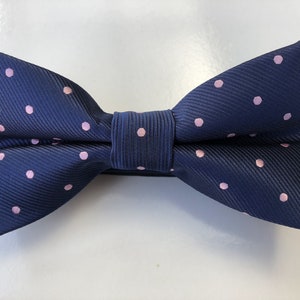 Herren Fliege vorgebunden Navy Blau Pink Polka Dots Pocket Square Set. Dunkelblaue Hochzeitskrawatte. Fliege + Pocket Square. Trauzeugen Krawatte