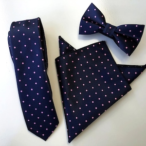 Herren Fliege vorgebunden Navy Blau Pink Polka Dots Skinny Krawatte Pocket Square Set.  Hochzeit Krawatte. Fliege + Pocket Square. Trauzeugen Krawatte