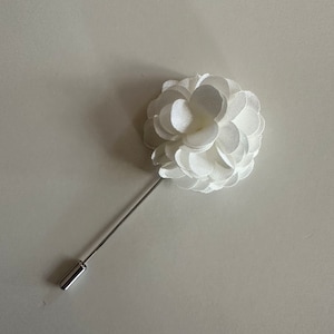 White Flower Lapel Pin Men Wedding Accessories Brooches Pin, Groomsmen Boutonniere Buttonhole Fashion Wedding Tuxedo Suit Pin