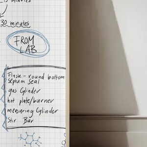 Puede incluir: Una pizarra blanca de borrado en seco con instrucciones escritas a mano para un experimento cient&iacute;fico. Las instrucciones incluyen "Flask - round bottom Septum Seal", "gas Cylinder", "hot plate/burner", "measuring Cylinder", "Stir Bar" y "FROM LAB".