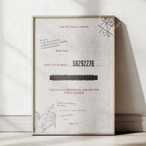 Könnte beinhalten: Ein schwarz-weißes Poster mit dem Titel "The Naturals Justice" und einer Aktennummer 58292276. Das Poster hat eine handschriftliche Notiz mit dem Text "Diese Datei ist vertraulich und nicht für die öffentliche Ansicht bestimmt".