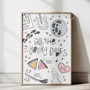 以下が含まれることがあります： 白地に黒とグレーのギター、ほうき、足跡、月、ハートのイラストが描かれた背景。"All the Young Dudes"というテキストが黒とグレーで書かれている。"Potter", "Remus's toast", "R+S"というテキストも黒とグレーで書かれている。