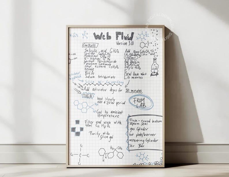 Puede incluir: Una pizarra blanca con instrucciones escritas a mano para hacer "Web Fluid" versi&oacute;n 3.01. Las instrucciones incluyen una lista de ingredientes, pasos y equipos necesarios. La pizarra est&aacute; etiquetada como "From Lab" en la esquina inferior derecha.