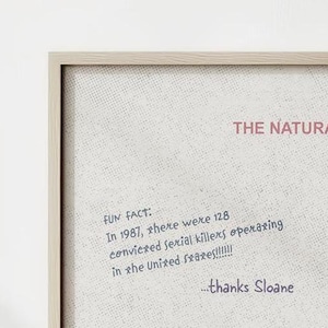 K&ouml;nnte beinhalten: Ein gerahmter Druck mit wei&szlig;em Hintergrund und schwarzem Text. Der Text lautet "THE NATURALS JL FUN FACT: In 1987, there were 128 convicted serial killers operating in the United States!!!!!!! ...thanks Sloane"