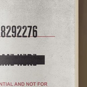 K&ouml;nnte beinhalten: Ein wei&szlig;er Hintergrund mit einer roten Linie und schwarzem Text. Der Text lautet "58292276" und "NAME HERE". Unter dem Text steht der Satz "CONFIDENTIAL AND NOT FOR".