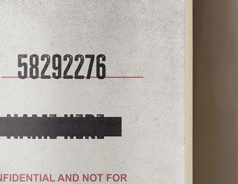 K&ouml;nnte beinhalten: Ein wei&szlig;er Hintergrund mit einer roten Linie und schwarzem Text. Der Text lautet "58292276" und "NAME HERE". Unter dem Text steht der Satz "CONFIDENTIAL AND NOT FOR".