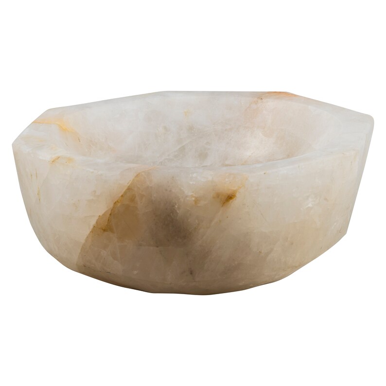 Może przedstawiać: Biała, p&oacute;łprzezroczysta, rzeźbiona miska kwarcowa o lekko nieregularnym kształcie. Miska ma gładką, wypolerowaną powierzchnię i lekko szorstką fakturę.