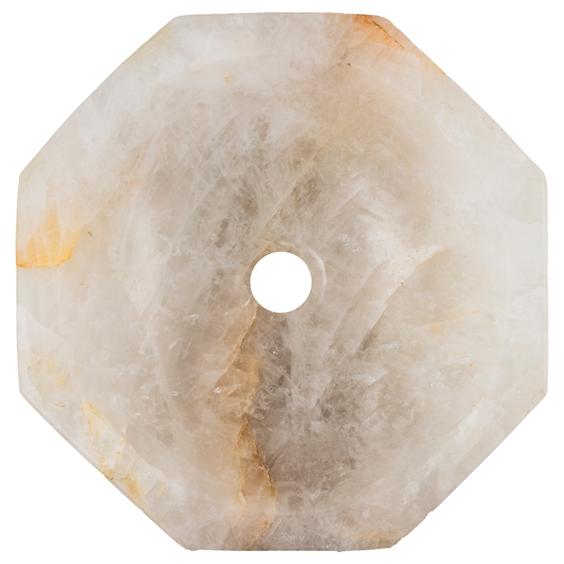 Może przedstawiać: Biały, ośmiokątny kamień z otworem w środku. Kamień ma przezroczysty wygląd z brązowymi i pomarańczowymi żyłkami.