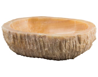 Könnte beinhalten: Ein großes, ovales Waschbecken aus Naturstein mit einer rauen, strukturierten Außenseite und einem glatten, polierten Innenraum. Das Waschbecken ist aus Onyx und hat einen warmen, honigfarbenen Farbton.