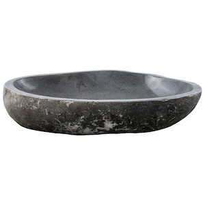 Puede incluir: Un lavabo grande de piedra de forma ovalada con una superficie lisa y gris. El lavabo está hecho de piedra natural y tiene un aspecto rústico y orgánico.
