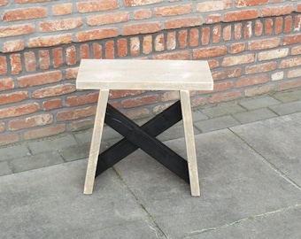 Holzhocker – Old-Look mit schwarzem X