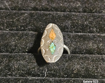 Sterling Silver w Crushed Torqoise and Orange Siny Oyster Inlays Authentic Navajo Ring from Santa Fe NM Size 6.5