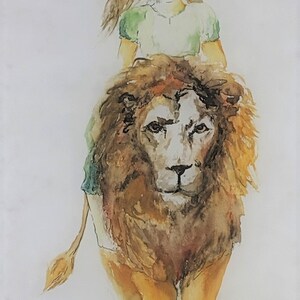 Puede incluir: Pintura acuarela de una ni&ntilde;a montando un le&oacute;n. La ni&ntilde;a lleva una camisa verde y tiene el pelo casta&ntilde;o. El le&oacute;n es marr&oacute;n y tiene la cara blanca. El fondo es blanco.