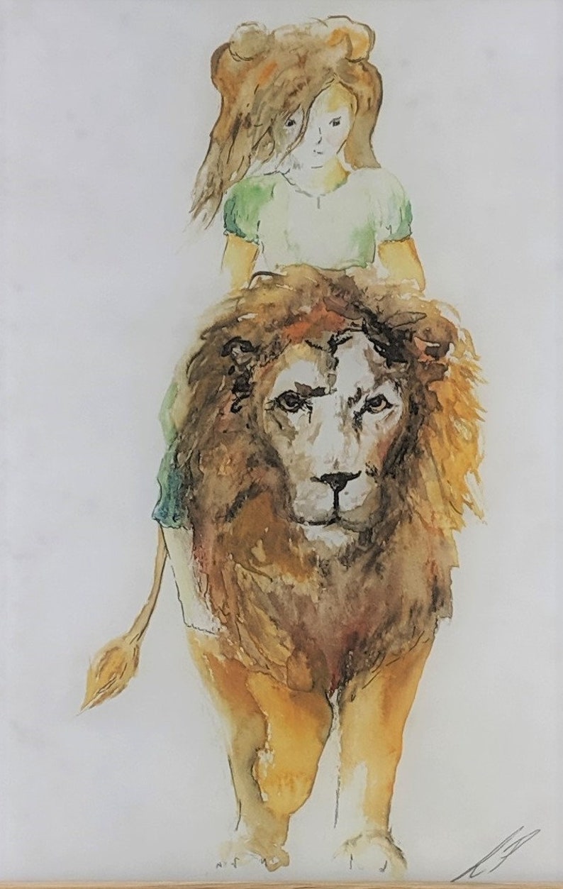 Puede incluir: Pintura acuarela de una ni&ntilde;a montando un le&oacute;n. La ni&ntilde;a lleva una camisa verde y tiene el pelo casta&ntilde;o. El le&oacute;n es marr&oacute;n y tiene la cara blanca. El fondo es blanco.