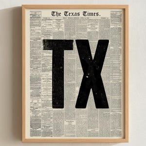 Może przedstawiać: Oprawiony wydruk przedstawiający stronę starej gazety zatytułowaną The Texas Times z dużymi, pogrubionymi, czarnymi literami TX nadrukowanymi na środku kolumn tekstu. Rama wykonana jest z jasnego drewna i otacza postarzany papierowy dokument.