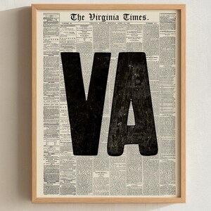Könnte beinhalten: Ein gerahmter Kunstdruck mit dem Text The Virginia Times am oberen Rand und einem großen, fetten, schwarzen Großbuchstaben V und A mit abgenutzter Textur, der über einem Hintergrund aus alten Zeitungsspalten und kleinem schwarzem Text liegt.