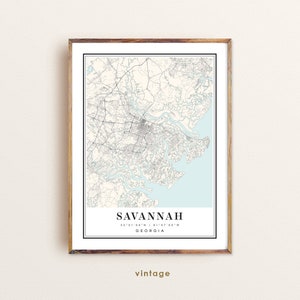 K&ouml;nnte beinhalten: Ein Vintage-Karten-Druck von Savannah, Georgia. Die Karte ist in Schwarzwei&szlig; mit hellblauem Hintergrund. Der Text "Savannah, 32&deg;01'50"N / 81&deg;07'58"W, Georgia" ist unten auf der Karte gedruckt.