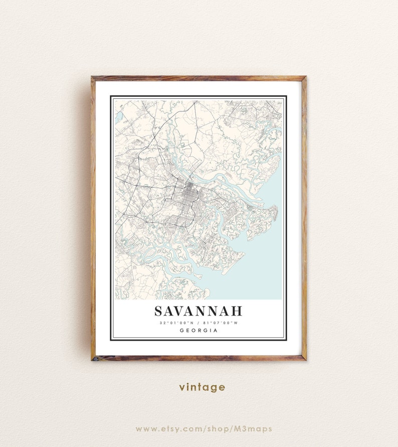 K&ouml;nnte beinhalten: Ein Vintage-Karten-Druck von Savannah, Georgia. Die Karte ist in Schwarzwei&szlig; mit hellblauem Hintergrund. Der Text "Savannah, 32&deg;01'50"N / 81&deg;07'58"W, Georgia" ist unten auf der Karte gedruckt.