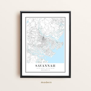 K&ouml;nnte beinhalten: Ein Schwarzwei&szlig;-Kartenabdruck von Savannah, Georgia. Die Karte zeigt die Stra&szlig;en und Wasserwege der Stadt. Der Text "SAVANNAH" ist unten auf der Karte in Schwarz gedruckt, zusammen mit den Koordinaten "32&deg;01'00"N / 81&deg;07'00"W" und dem Wort "GEORGIA". Das Wort "modern" ist in Schwarz unter der Karte gedruckt, und die Website "www.etsy.com/shop/M3maps" ist in Schwarz unter dem Wort "modern" gedruckt.