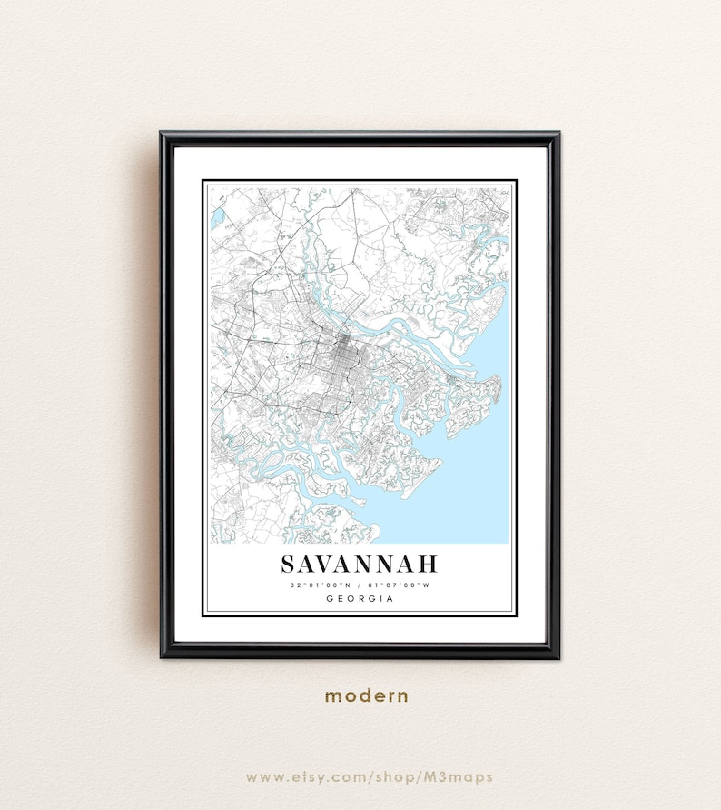 K&ouml;nnte beinhalten: Ein Schwarzwei&szlig;-Kartenabdruck von Savannah, Georgia. Die Karte zeigt die Stra&szlig;en und Wasserwege der Stadt. Der Text "SAVANNAH" ist unten auf der Karte in Schwarz gedruckt, zusammen mit den Koordinaten "32&deg;01'00"N / 81&deg;07'00"W" und dem Wort "GEORGIA". Das Wort "modern" ist in Schwarz unter der Karte gedruckt, und die Website "www.etsy.com/shop/M3maps" ist in Schwarz unter dem Wort "modern" gedruckt.