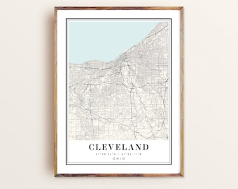 Può includere: Una stampa di mappa in stile vintage di Cleveland, Ohio. La mappa mostra le strade e i punti di riferimento della città in bianco e nero. Il testo "CLEVELAND" è stampato in nero nella parte inferiore della mappa, insieme alle coordinate "41°28'54"N / 81°40'13"W" e la parola "OHIO".