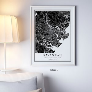 K&ouml;nnte beinhalten: Schwarz-wei&szlig; Druck einer Karte von Savannah, Georgia. Die Karte zeigt die Stra&szlig;en und Wasserwege der Stadt. Der Text "SAVANNAH 32&deg;01'00"N / 81&deg;07'00"W GEORGIA" ist unter der Karte gedruckt.