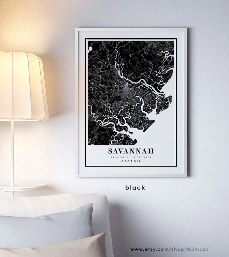 K&ouml;nnte beinhalten: Schwarz-wei&szlig; Druck einer Karte von Savannah, Georgia. Die Karte zeigt die Stra&szlig;en und Wasserwege der Stadt. Der Text "SAVANNAH 32&deg;01'00"N / 81&deg;07'00"W GEORGIA" ist unter der Karte gedruckt.