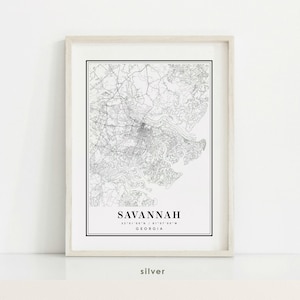 K&ouml;nnte beinhalten: Ein Schwarzwei&szlig;-Kartenabdruck von Savannah, Georgia. Die Karte zeigt die Stra&szlig;en und Wasserwege der Stadt. Der Text "Savannah 32&deg;01'00"N, 81&deg;07'00"W GEORGIA" ist unter der Karte gedruckt.