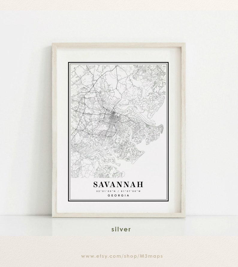 K&ouml;nnte beinhalten: Ein Schwarzwei&szlig;-Kartenabdruck von Savannah, Georgia. Die Karte zeigt die Stra&szlig;en und Wasserwege der Stadt. Der Text "Savannah 32&deg;01'00"N, 81&deg;07'00"W GEORGIA" ist unter der Karte gedruckt.