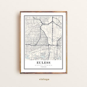 Pode incluir: Uma impressão de mapa de estilo vintage de Euless, Texas. O mapa mostra as ruas e pontos de referência da cidade, incluindo o Aeroporto Internacional Dallas/Fort Worth. O mapa é impresso em preto e branco sobre um fundo branco. O texto "EULESS 32°50'54"N / 97°05'38"W TEXAS" está impresso abaixo do mapa.