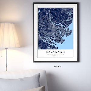 K&ouml;nnte beinhalten: Ein dunkelblauer und hellblauer Kartenabdruck von Savannah, Georgia. Die Karte zeigt die Stra&szlig;en und Wasserwege der Stadt. Der Text "SAVANNAH 32&deg;01'00"N / 81&deg;07'00"W GEORGIA" ist unter der Karte gedruckt.