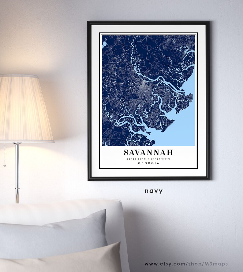 K&ouml;nnte beinhalten: Ein dunkelblauer und hellblauer Kartenabdruck von Savannah, Georgia. Die Karte zeigt die Stra&szlig;en und Wasserwege der Stadt. Der Text "SAVANNAH 32&deg;01'00"N / 81&deg;07'00"W GEORGIA" ist unter der Karte gedruckt.