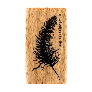 Könnte beinhalten: Ein Stempel aus Holz mit einer schwarzen Silhouette einer Feder. Der Stempel ist mit "© Schafferproduction" beschriftet.