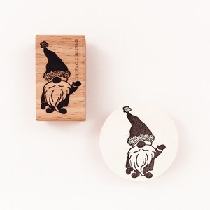 Motivstempel - Wichtel mit gehobener Hand