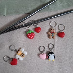 2er Set Maschenmarkierer, Maschenmarkierer Pinguin, Maschenmarkierer Erdbeere, Maschenmarkierer Biene, Maschenmarkierer Lebkuchen, Pinguin