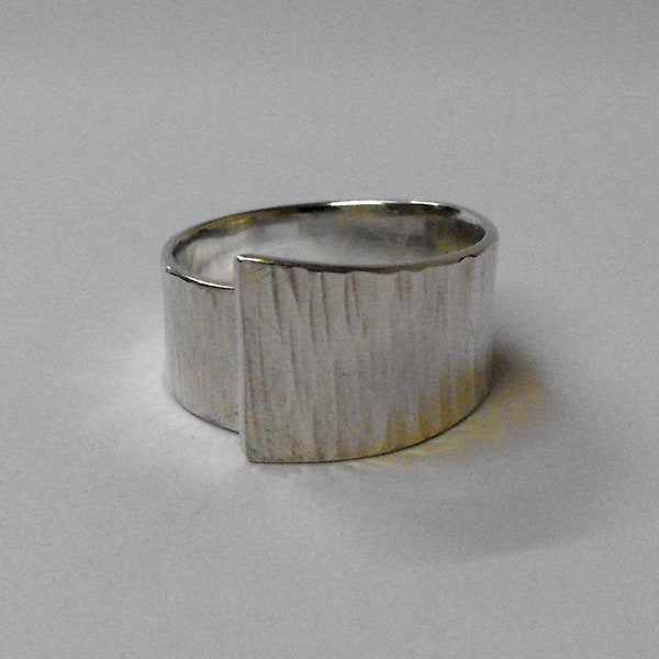 Brede ring van gehamerd zilver