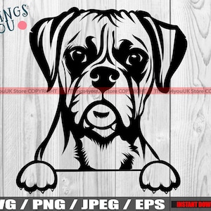 Puede incluir: Silueta en blanco y negro de un perro Boxer asomándose por encima de un cartel. El perro tiene una expresión juguetona y mira directamente al espectador. El texto "THINGS 4YOU" es visible en la esquina superior izquierda de la imagen.