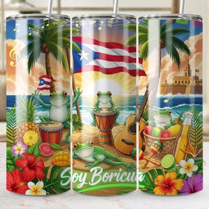 Può includere: Un bicchiere in acciaio inossidabile con una vivace scena di spiaggia, la bandiera portoricana, palme e rane dei cartoni animati che suonano strumenti. Le parole "Soy Boricua" sono visualizzate in basso. Frutta e fiori tropicali.